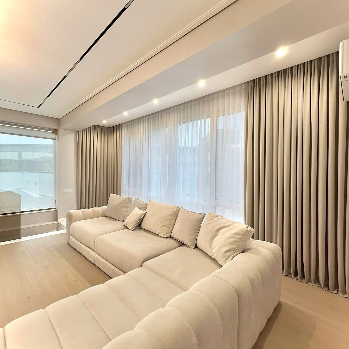 Living modern cu draperii Tendisimo, Chișinău